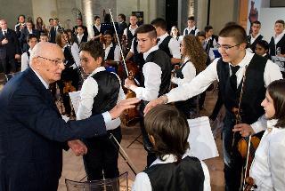Il Presidente Giorgio Napolitano saluta i ragazzi dell'Orchestra Giovanile &quot;Sanitansamble&quot;