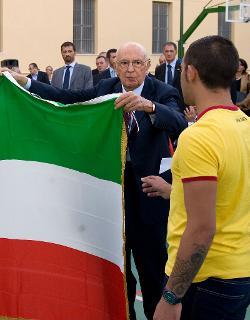 Il Presidente Giorgio Napolitano mostra il tricolore per il 150° dell'Unità d'Italia donato ai ragazzi di Nisida
