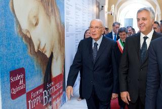 Il Presidente Giorgio Napolitano, accompagnato dal Direttore generale dell'Azienda Speciale Palaexpo Mario De Simoni, al suo arrivo alla Scuderie del Quirinale in occasione della visita alla Mostra &quot;Filippino Lippi e Sandro Botticelli nella Firenze del 400&quot;
