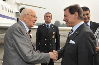 Il Presidente Giorgio Napolitano al suo arrivo all'Aeroporto di Biella, accolto dal Prefetto Avv. Demetrio Missineo
