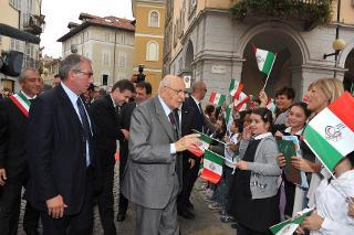 Il Presidente Giorgio Napolitano al suo arrivo a Biella, accolto da numerosi studenti