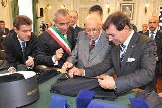 Il Presidente Giorgio Napolitano a margine del suo intervento si sofferma a guardare i tessuti lavorati a Biella