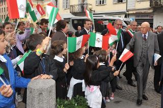 Il Presidente Giorgio Napolitano accolto da una scolaresca di Biella