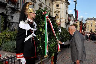 Il Presidente Giorgio Napolitano durante la deposizione di una corona d'alloro sul Monumento del Soldato Valdostano a Piazza Chanoux
