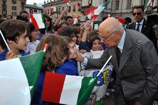 Il Presidente Giorgio Napolitano saluta i bambini a Piazza Chanoux