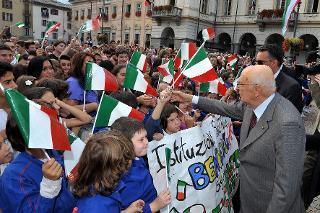 Il Presidente Giorgio Napolitano al termine della deposizione di una corona d'alloro sul Monumento del Soldato Valdostano a Piazza Chanoux, saluta i bambini presenti