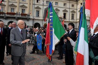 Il Presidente Giorgio Napolitano al termine della deposizione di una corona d'alloro sul Monumento del Soldato Valdostano a Piazza Chanoux