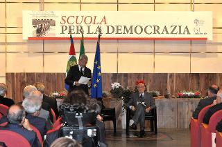 Il Presidente Giorgio Napolitano, con Luciano Violante, Presidente di Italiadecide, nel corso dell'incontro &quot;Scuola per la Democrazia&quot;