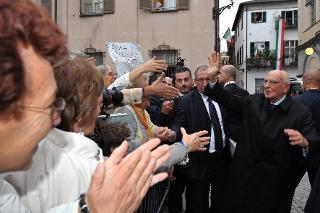 Il Presidente Giorgio Napolitano saluta i cittadini di Cuneo all'uscita dal Teatro Toselli