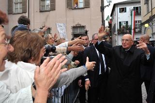 Il Presidente Giorgio Napolitano saluta i cittadini di Cuneo all'uscita dal Teatro Toselli