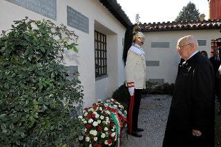Il Presidente Giorgio Napolitano durante la deposizione di un cuscino di fiori sulla tomba del Presidente Luigi Einaudi