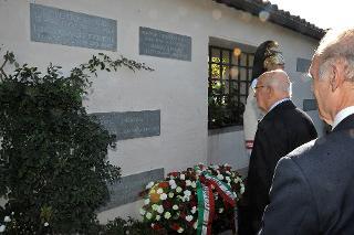 Il Presidente Giorgio Napolitano nel corso della deposizione di un cuscino di fiori sulla tomba del Presidente Luigi Einaudi