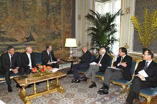 Il Presidente Giorgio Napolitano con il Dott. Nando Pagnoncelli, Presidente dell'Associazione degli Istituti di ricerche di mercato, ricerca sociale e sondaggi di opinioni ed i componenti del sodalizio, durante i colloqui al Quirinale