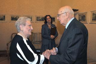 Il Presidente Giorgio Napolitano con la Prof.ssa Maria Clotilde Pini, in occasione dell'incontro con una delegazione di ex alunni del VII Circolo didattico Maria Montessori di Roma