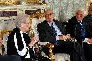 Il Presidente Giorgio Napolitano con la Prof.ssa Maria Clotilde Pini, in occasione dell'incontro con una delegazione di ex alunni della scuola Maria Montessori di Roma
