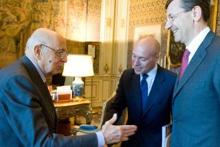 Il Presidente Giorgio Napolitano accoglie Vittorio Colao e Paolo Bertoluzzo, rispettivamente Amministratore Delegato di Vodafone ed Amministratore Delegato di Vodafone Italia