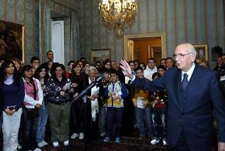 Il Presidente Giorgio Napolitano durante l'incontro con una delegazione di studenti napoletani.