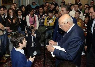 Il Presidente Giorgio Napolitano durante l'incontro con una delegazione di studenti napoletani.