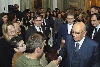 Il Presidente Giorgio Napolitano, durante l'incontro con una delegazione di studenti di Napoli.