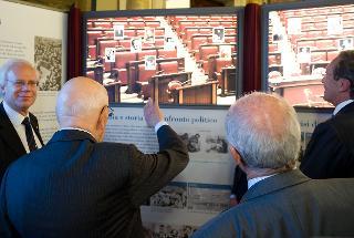 Il Presidente Giorgio Napolitano nel corso della visita alla Mostra &quot;Rappresentare l'Italia. 150 anni di storia della Camera dei deputati&quot;, allestita a Palazzo Montecitorio