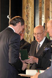 Il Presidente Giorgio Napolitano consegna le insegne di Cavaliere dell'Ordine &quot;Al Merito del Lavoro&quot; a Ermenegildo Zegna di Monterubello