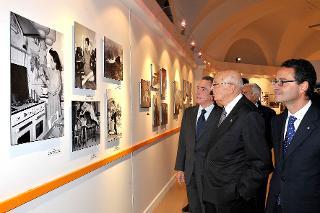Il Presidente Giorgio Napolitano nel corso della visita alla Mostra &quot;Fotografandoci&quot; organizzata dall'Agenzia ANSA