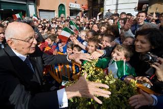 Il Presidente Giorgio Napolitano risponde al saluto dei cittadini presenti in Piazza Garibaldi