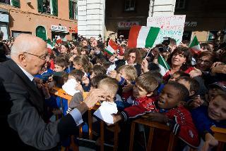 Il Presidente Giorgio Napolitano risponde al saluto dei cittadini in Piazza Garibaldi