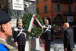 Il Presidente Giorgio Napolitano nel corso della deposizione di una corona d'alloro sul monumento di Giuseppe Garibaldi
