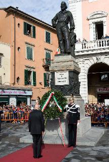 Il Presidente Giorgio Napolitano nel corso della deposizione di una corona d'alloro sul monumento di Giuseppe Garibaldi