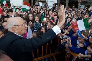 Il Presidente Giorgio Napolitano risponde al saluto dei cittadini presenti in Piazza Garibaldi