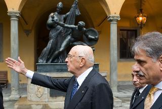 Il Presidente Giorgio Napolitano, con il Rettore dell'Università di Pisa Massimo Mario Augello, dinanzi al monumento in ricordo degli studenti caduti nella battaglia di Curtatone e Montanara
