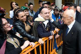 Il Presidente Giorgio Napolitano saluta alcuni studenti dell'Università degli Studi di Pisa