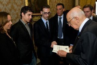 Il Presidente Giorgio Napolitano con alcuni studenti universitari
