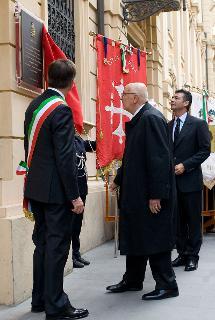 Il Presidente Giorgio Napolitano, con a fianco il Sindaco di Pisa Marco Filippeschi, scopre una targa commemorativa dell'avvenuto restauro di Corso Italia