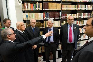 Il Presidente Giorgio Napolitano, accompagnato dal cons. Paolo Peluffo, Consulente per le celebrazioni del 150° dell'Unità d'Italia, visita la biblioteca della Domus Mazziniana