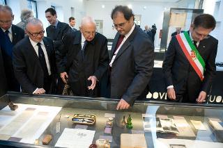 Il Presidente Giorgio Napolitano osserva il Passaporto inglese usato da Giuseppe Mazzini, nel corso della visita alla restaurata Domus Mazziniana