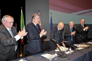 Il Presidente Giorgio Napolitano applaudito al termine del suo intervento, in occasione dell'inaugurazione dell'Anno Accademico 2011-2012 del Collegio d'Europa