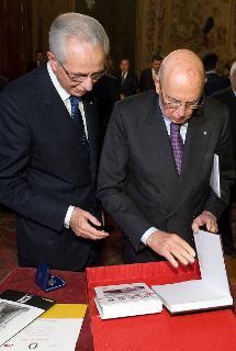 Il Presidente Giorgio Napolitano, con il Presidente del Consiglio di Stato Pasquale De Lise, osserva i volumi presentati in occasione della cerimonia celebrativa del 180° anniversario del Consiglio di Stato