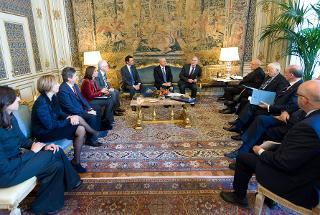Il Presidente Giorgio Napolitano nel corso dell'incontro con una delegazione del Gestore dei Servizi Energetici, in occasione della presentazione del progetto &quot;GSE: garantiamo energie per il sociale&quot;