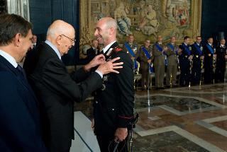 Il Presidente Giorgio Napolitano, con fianco il Ministro della Difesa Ignazio La Russa, consegna le insegne dell'Ordine Militare d'Italia, conferite nell'anno 2011, nella ricorrenza del Giorno dell'Unità Nazionale e Giornata delle Forze Armate