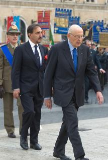 Il Presidente Giorgio Napolitano, accompagnato dal Ministro della Difesa Ignazio La Russa e dal Capo di Stato Maggiore della Difesa Gen. Biagio Abrate, sul sacello del Milite Ignoto