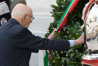 Il Presidente Giorgio Napolitano durante la deposizione di una corona d'alloro sulla Tomba del Milite Ignoto