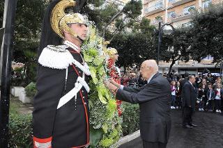 Il Presidente Giorgio Napolitano durante la deposizione di una corona di fiori per i Caduti del 28 luglio 1943 in Piazza Umberto I