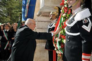Il Presidente Giorgio Napolitano durante la deposizione di una corona di fiori ai piedi della targa che ricorda la detenzione di Antonio Gramsci nel carcere di Turi