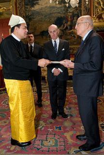 Il Presidente Giorgio Napolitano con S.E. Tint Swai, nuovo Ambasciatore della Repubblica dell'Unione di Myanmar, in occasione della presentazione delle Lettere Credenziali