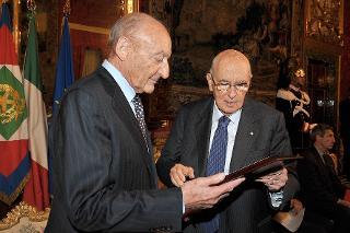 Il Presidente Giorgio Napolitano riceve dal Cav. Gr. Cr. Dott. Lucio Caputo, Presidente dell'ASILM - American Society of the Italian Legions of Merit, una targa ricordo della loro visita al Quirinale