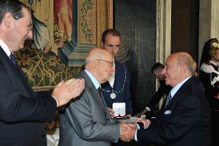 Il Presidente Giorgio Napolitano con il Maestro Arnaldo Pomodoro, in occasione della Giornata dello Spettacolo