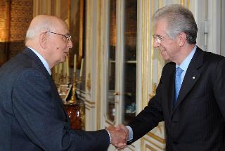 Il Presidente Giorgio Napolitano accoglie Mario Monti, in occasione dell'incontro con la Signora Sylvie Goulard, Presidente del Movimento Europeo per la Francia