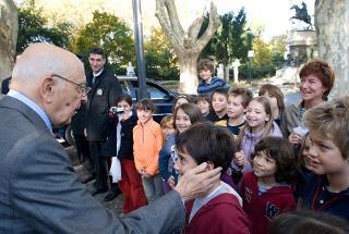 Il Presidente Giorgio Napolitano accolto da alcuni ragazzi al suo arrivo a Villa Lante al Gianicolo, in occasione dell'intervento al convegno &quot;Il Risorgimento nella formazione degli Stati nazionali - Italia e Finlandia&quot;
